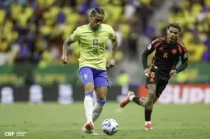 Raphinha com a posse de bola em Brasil 2 x 1 Colômbia, pela 13ª rodada das Eliminatórias para a Copa 2026. Foto: Rafael Ribeiro/CBF