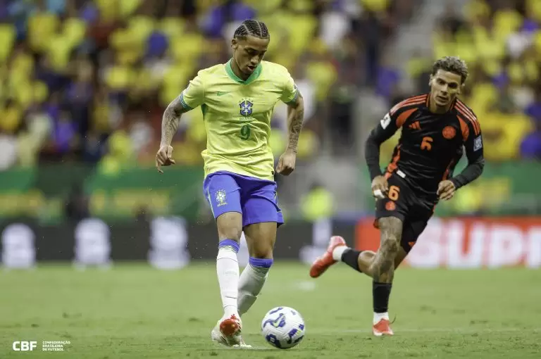 Raphinha com a posse de bola em Brasil 2 x 1 Colômbia, pela 13ª rodada das Eliminatórias para a Copa 2026. Foto: Rafael Ribeiro/CBF