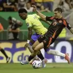 Vini Jr disputa a bola em Brasil 2 x 1 Colômbia, pela 13ª rodada das Eliminatórias para a Copa 2026. Foto: Rafael Ribeiro/CBF