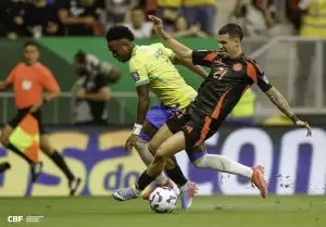 Vini Jr disputa a bola em Brasil 2 x 1 Colômbia, pela 13ª rodada das Eliminatórias para a Copa 2026. Foto: Rafael Ribeiro/CBF