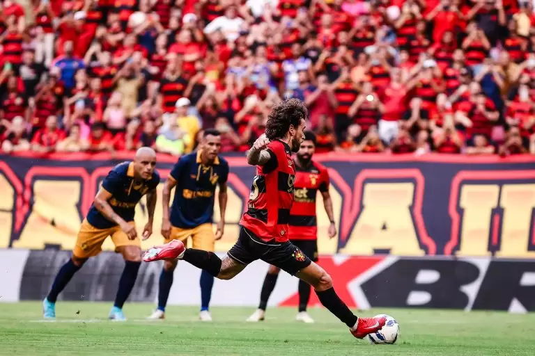 Lucas Lima converte pênalti na final entre Retrô x Sport, pelo Pernambucano 2025. Foto: Paulo Paiva/Sport Recife