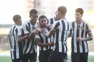 Time sub-20 do Botafogo comemora gol em partida contra o Americano, pela Copa Rio Sub-20. Foto: Arthur Barreto/Botafogo