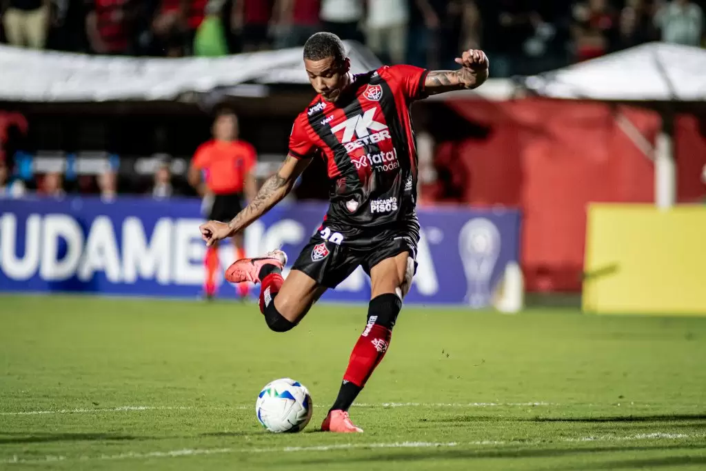 Matheusinho chuta a bola para o gol no empate em 1 a 1 durante o jogo Vitória x Universidad Católica-EQU, pela Sul-Americana 2025. Foto: Victor Ferr
