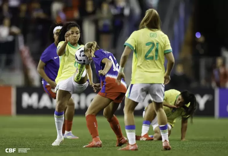Jogadoras da Seleção Brasileira Feminina disputam bola com jogadora dos Estados Unidos no 2º amistoso da Data Fifa de abril de 2025. Foto: @RAFAELR