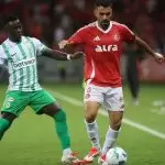 Jogadores disputam a bola no jogo Internacional 3 x 0 Atlético Nacional-COL, pela 2ª rodada do Grupo F da Libertadores 2025. Foto: Ricardo Duarte/SC