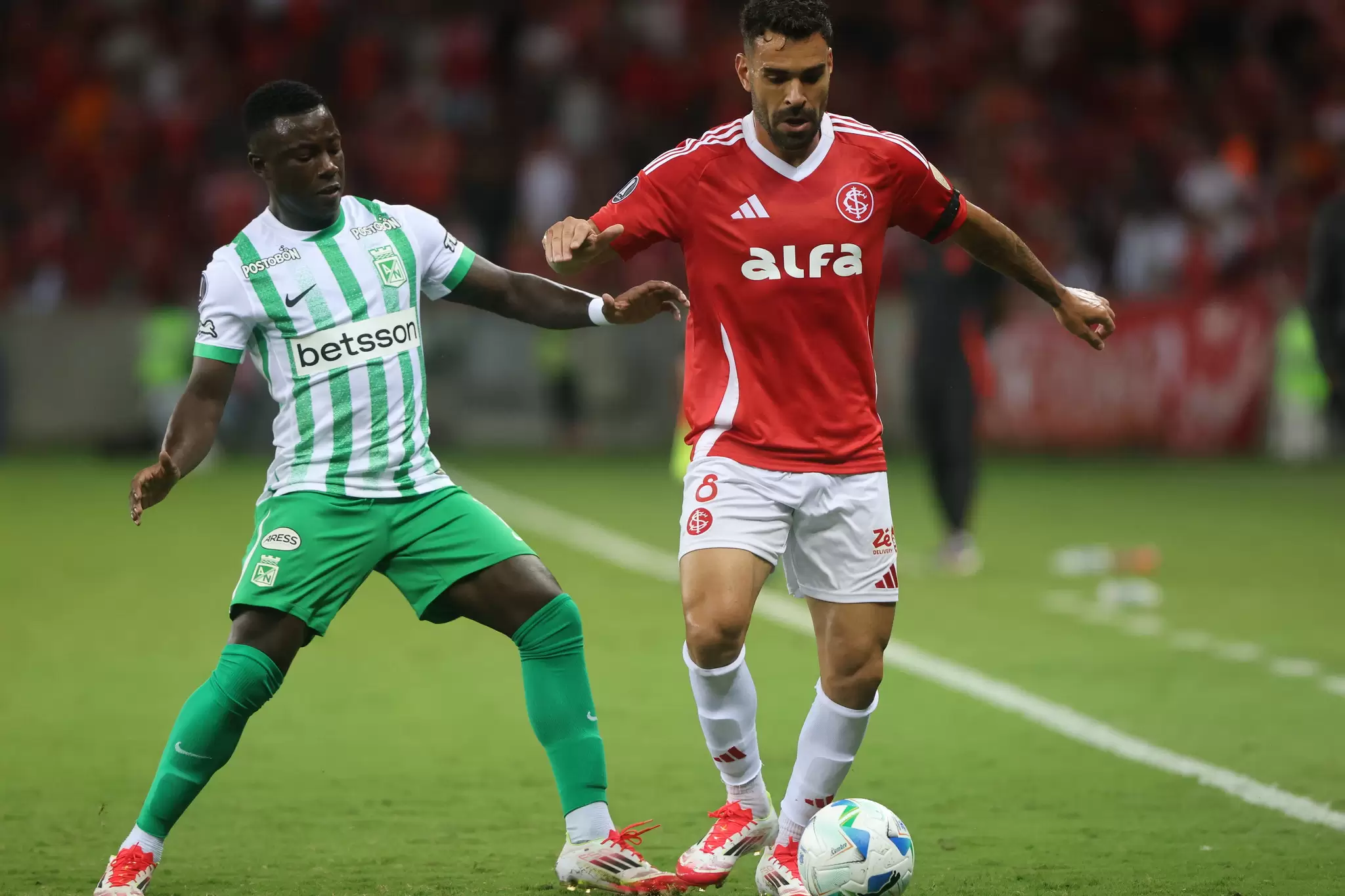 Jogadores disputam a bola no jogo Internacional 3 x 0 Atlético Nacional-COL, pela 2ª rodada do Grupo F da Libertadores 2025. Foto: Ricardo Duarte/SC
