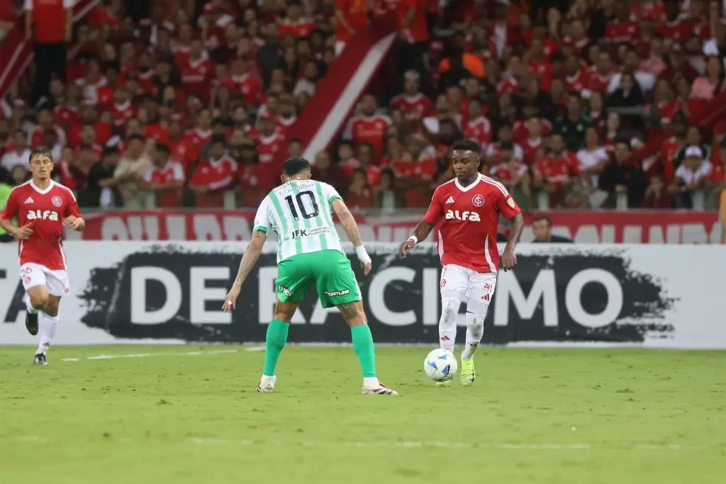 Jogadores disputam a bola no jogo Internacional 3 x 0 Atlético Nacional-COL, pela 2ª rodada do Grupo F da Libertadores 2025. Foto: Ricardo Duarte/SC