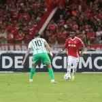 Jogadores disputam a bola no jogo Internacional 3 x 0 Atlético Nacional-COL, pela 2ª rodada do Grupo F da Libertadores 2025. Foto: Ricardo Duarte/SC