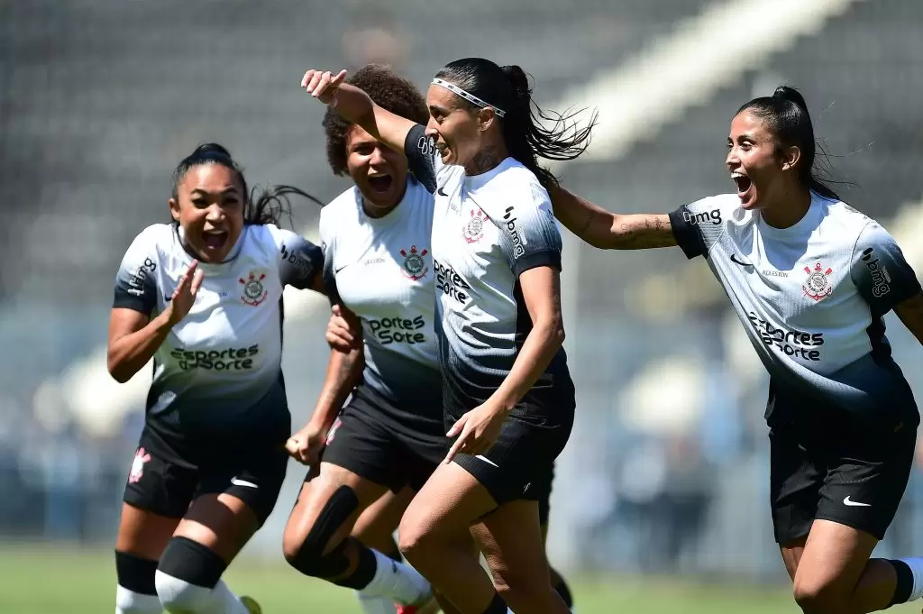Jogadoras do Corinthians comemoram gol no clássico contra o Palmeiras, pelo Brasileirão Feminino 2025. Foto: Staff Images/CBF