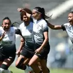 Jogadoras do Corinthians comemoram gol no clássico contra o Palmeiras, pelo Brasileirão Feminino 2025. Foto: Staff Images/CBF