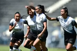 Jogadoras do Corinthians comemoram gol no clássico contra o Palmeiras, pelo Brasileirão Feminino 2025. Foto: Staff Images/CBF