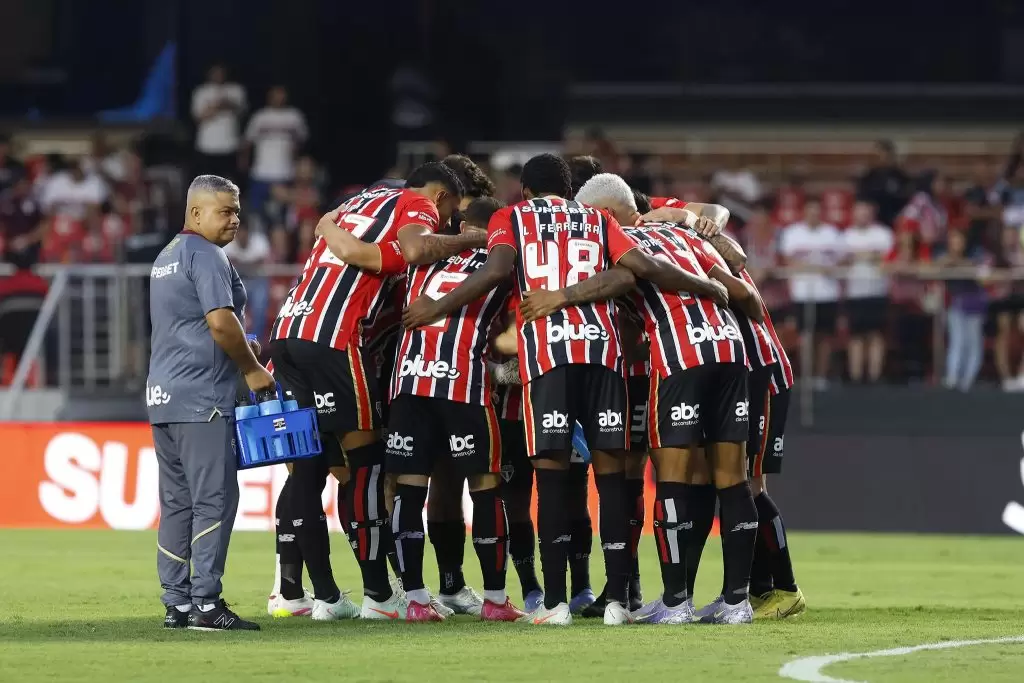 Time do São Paulo se reúne em campo antes do jogo contra o Cruzeiro, pelo Brasileirão 2025. Foto: Rubens Chiri e Paulo Pinto/Saopaulofc.net