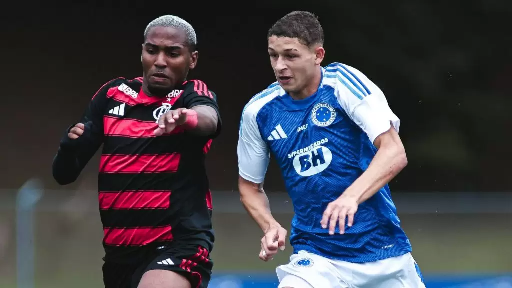 Jogadores disputam a bola durante o jogo Cruzeiro x Flamengo, pela 7ª rodada do Brasileirão Sub-20 2025. Foto: Gustavo Martins/Cruzeiro