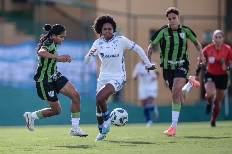 Jogadoras disputam a bola durante o clássico América-MG x Cruzeiro, pela 6ª rodada do Brasileirão Feminino 2025. Foto: Cris Mattos/Staff Images Wo
