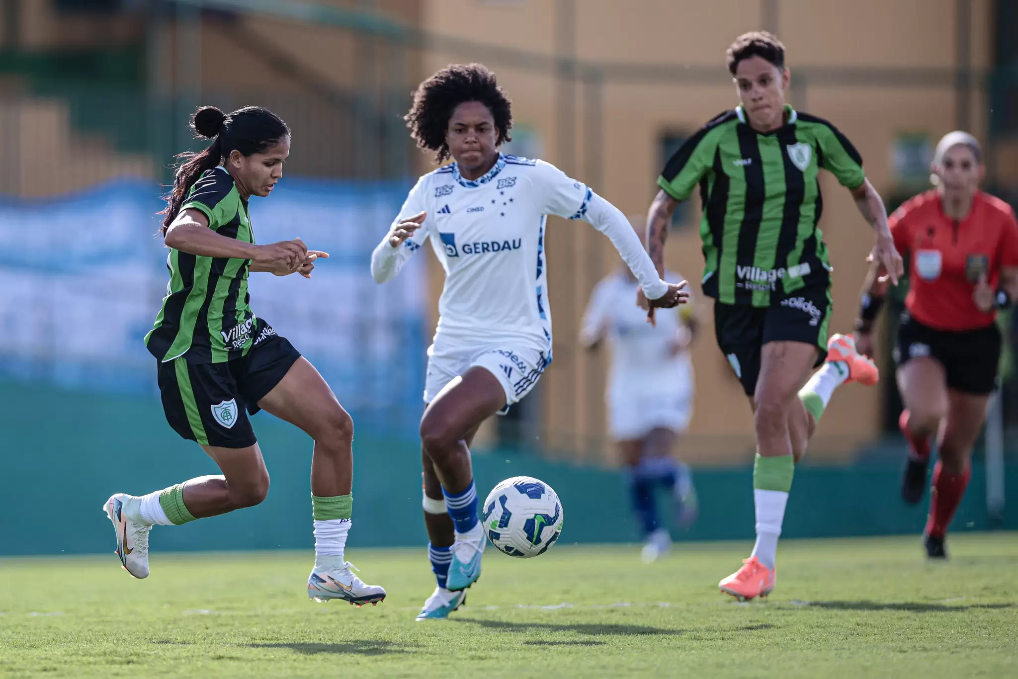 Jogadoras disputam a bola durante o clássico América-MG x Cruzeiro, pela 6ª rodada do Brasileirão Feminino 2025. Foto: Cris Mattos/Staff Images Wo