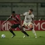 Jogadores disputam a bola em Caracas x Atlético-MG, pela Sul-Americana 2025. Foto: Reprodução/Atlético-MG