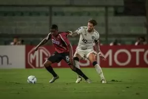 Jogadores disputam a bola em Caracas x Atlético-MG, pela Sul-Americana 2025. Foto: Reprodução/Atlético-MG