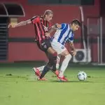 Jogadores disputam a bola em Vitória x Cerro Largo, pela 3ª rodada da Copa Sul-Americana 2025. Foto: Victor Ferreira/EC Vitória