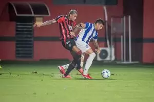 Jogadores disputam a bola em Vitória x Cerro Largo, pela 3ª rodada da Copa Sul-Americana 2025. Foto: Victor Ferreira/EC Vitória