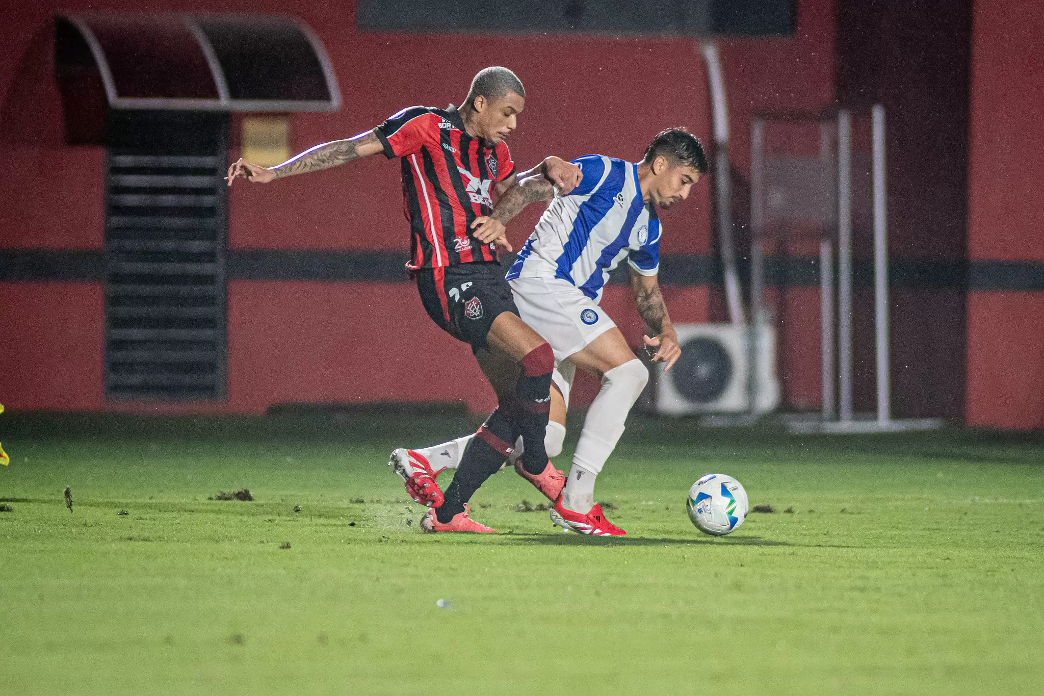 Jogadores disputam a bola em Vitória x Cerro Largo, pela 3ª rodada da Copa Sul-Americana 2025. Foto: Victor Ferreira/EC Vitória