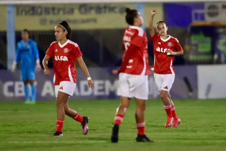 Jogadoras do Internacional feminino comemoram gol no clássico contra o Grêmio, na 10ª rodada do Brasileirão Feminino 2025. Foto: Staff Images/CBF