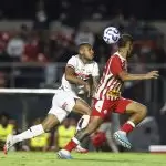 Jogadores disputam a bola durante a partida São Paulo 2 x 1 Náutico, pela ida da 3ª fase da Copa do Brasil 2025. Foto: Paulo Pinto/São Paulo FC