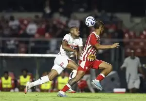 Jogadores disputam a bola durante a partida São Paulo 2 x 1 Náutico, pela ida da 3ª fase da Copa do Brasil 2025. Foto: Paulo Pinto/São Paulo FC