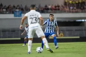 Jogadores disputam bola no jogo CSA 3 x 2 Grêmio, pela 3ª fase (ida) da Copa do Brasil 2025. Foto: Allan Max/CSA