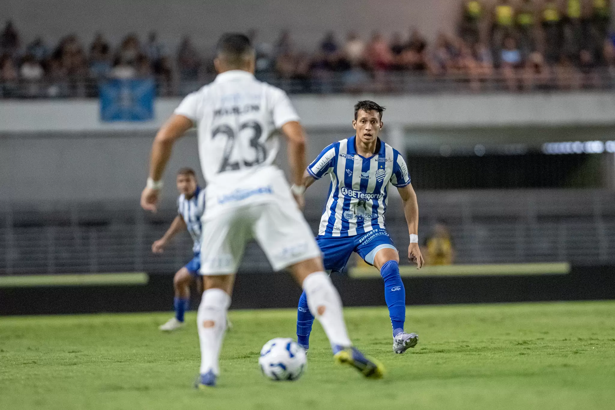 Jogadores disputam bola no jogo CSA 3 x 2 Grêmio, pela 3ª fase (ida) da Copa do Brasil 2025. Foto: Allan Max/CSA