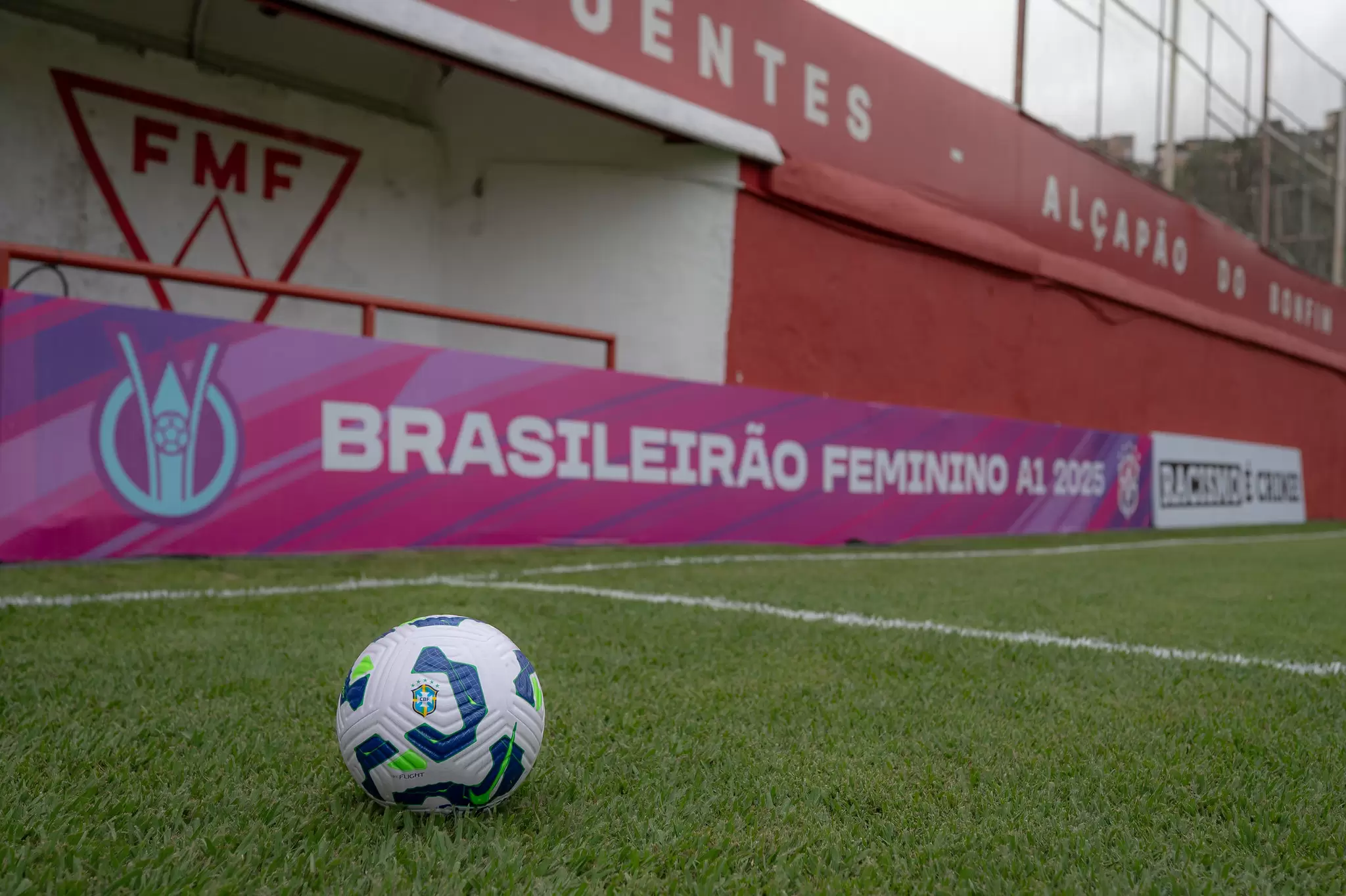 Bola do Brasileirão Feminino 2025 no jogo Cruzeiro x Flamengo, pela 8ª rodada. Foto: Alê Torres/Staff Images Woman/CBF