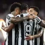 Jogadores do Botafogo comemoram gol durante jogo contra o Capital-DF, pela Copa do Brasil 2025. Foto: Vitor Silva/Botafogo