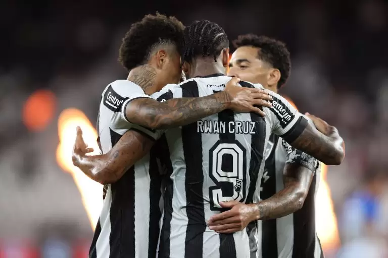 Jogadores do Botafogo comemoram gol durante jogo contra o Capital-DF, pela Copa do Brasil 2025. Foto: Vitor Silva/Botafogo
