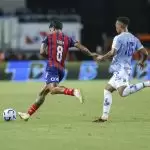 Jogadores disputam bola em Paysandu 0 x 1 Bahia, pela 3ª fase (ida) da Copa do Brasil 2025. Foto: Rafael Rodrigues/EC Bahia