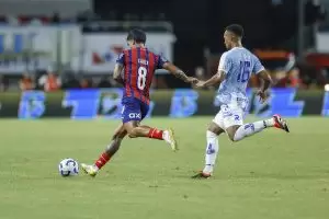 Jogadores disputam bola em Paysandu 0 x 1 Bahia, pela 3ª fase (ida) da Copa do Brasil 2025. Foto: Rafael Rodrigues/EC Bahia