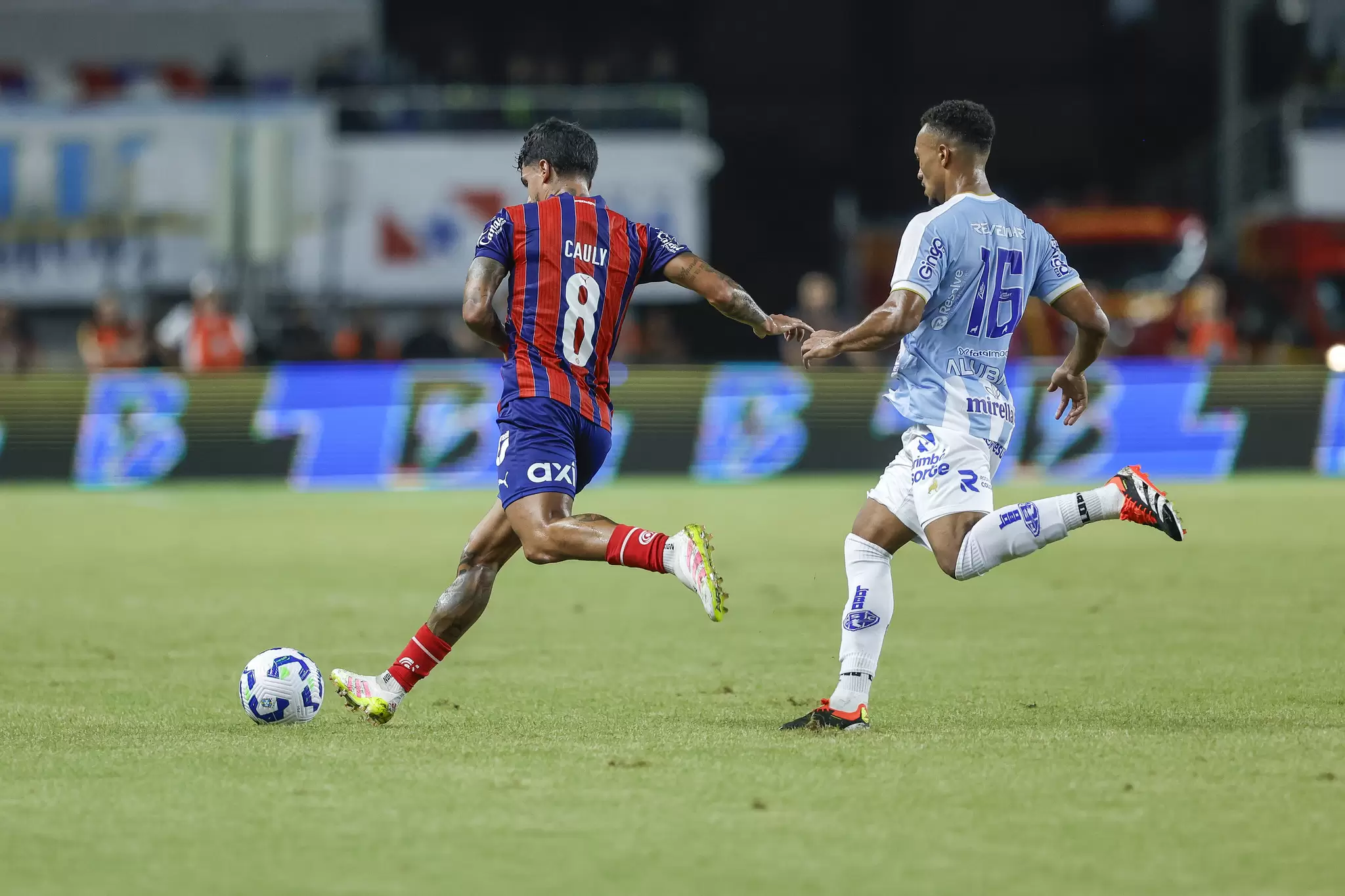 Jogadores disputam bola em Paysandu 0 x 1 Bahia, pela 3ª fase (ida) da Copa do Brasil 2025. Foto: Rafael Rodrigues/EC Bahia