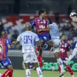 Jogadores disputam bola em Paysandu 0 x 1 Bahia, pela 3ª fase (ida) da Copa do Brasil 2025. Foto: Rafael Rodrigues/EC Bahia