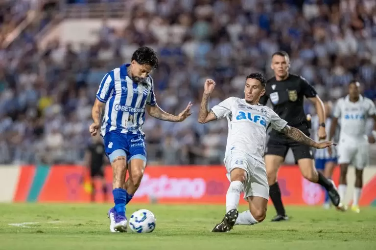 Jogadores disputam bola no jogo CSA 3 x 2 Grêmio, pela 3ª fase (ida) da Copa do Brasil 2025. Foto: Allan Max/CSA