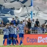 Jogadores do CSA comemoram vitória por 3 a 2 sobre o Grêmio, na ida da 3ª fase da Copa do Brasil 2025. Foto: Allan Max/CSA