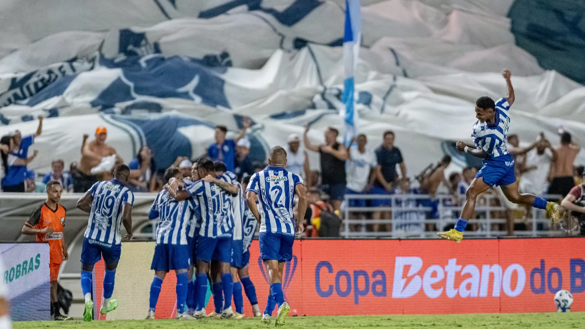 Jogadores do CSA comemoram vitória por 3 a 2 sobre o Grêmio, na ida da 3ª fase da Copa do Brasil 2025. Foto: Allan Max/CSA