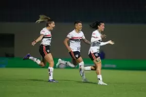 Jogadoras do São Paulo comemoram gol no clássico Choque-Rainha, contra o Palmeiras, pela 9ª rodada do Brasileirão Feminino 2025. Foto: Fernando Ro
