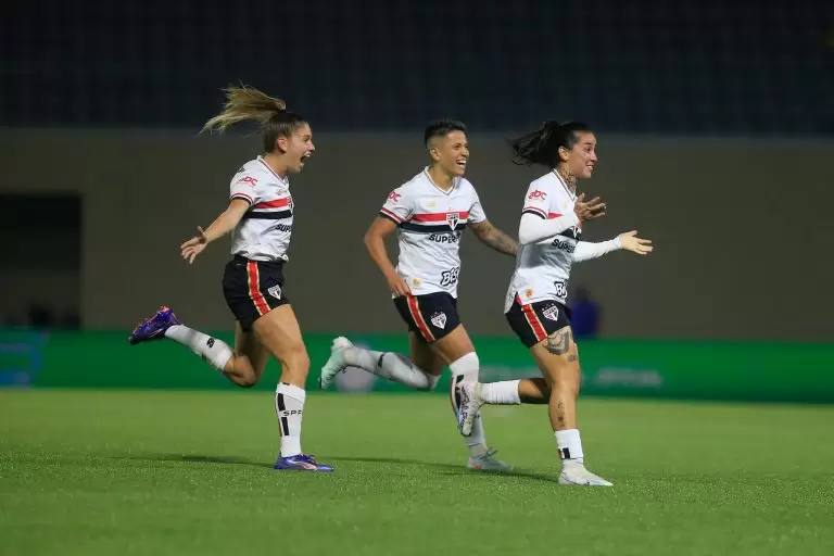Jogadoras do São Paulo comemoram gol no clássico Choque-Rainha, contra o Palmeiras, pela 9ª rodada do Brasileirão Feminino 2025. Foto: Fernando Ro