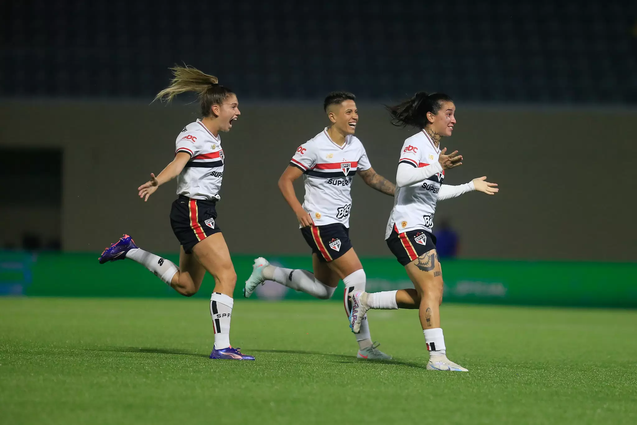 Jogadoras do São Paulo comemoram gol no clássico Choque-Rainha, contra o Palmeiras, pela 9ª rodada do Brasileirão Feminino 2025. Foto: Fernando Ro