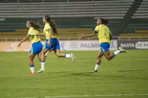 Jogadoras do Brasil Sub-17 comemoram gol durante jogo contra o Uruguai (1 a 0), na 4ª rodada do Sul-Americano Feminino Sub-17 2025. Foto: Nelson Term