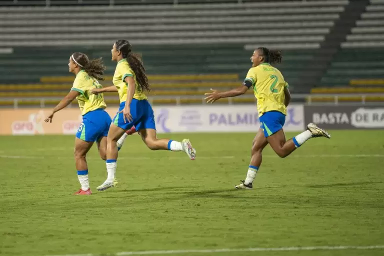 Jogadoras do Brasil Sub-17 comemoram gol durante jogo contra o Uruguai (1 a 0), na 4ª rodada do Sul-Americano Feminino Sub-17 2025. Foto: Nelson Term
