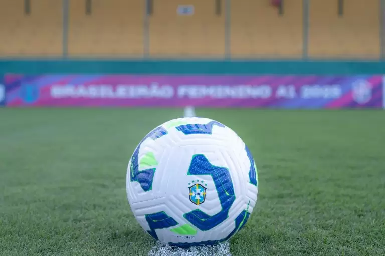 Bola do Brasileirão Feminino 2025 no jogo Cruzeiro x Bahia, pela 10ª rodada. Foto: Alê Torres/Staff Images Woman/CBF