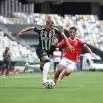 Jogadores disputam a bola em Atlético-MG 1 x 1 Internacional, pela 10ª rodada do Brasileirão Sub-20 2025. Foto: Daniela Veiga/Atlético-MG