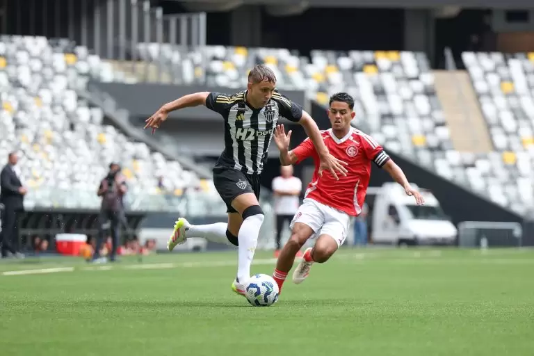 Jogadores disputam a bola em Atlético-MG 1 x 1 Internacional, pela 10ª rodada do Brasileirão Sub-20 2025. Foto: Daniela Veiga/Atlético-MG