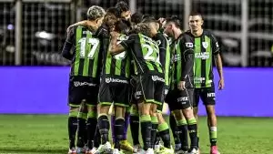 Time do América-MG no jogo contra o Paysandu, pela Série B do Brasileirão 2025. Foto: Mourão Panda/América-MG