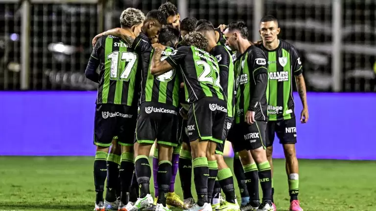 Time do América-MG no jogo contra o Paysandu, pela Série B do Brasileirão 2025. Foto: Mourão Panda/América-MG