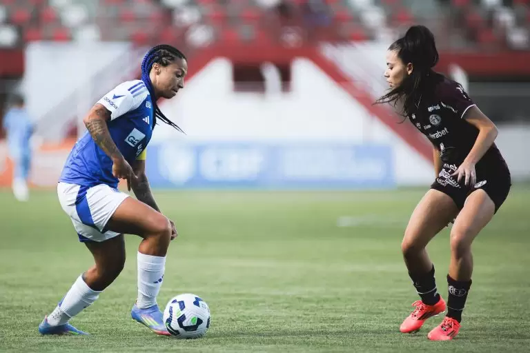 Jogadoras disputam a bola no jogo Cruzeiro x Ferroviária, pela 11ª rodada do Brasileirão Feminino 2025. Foto: Gustavo Martins/Cruzeiro